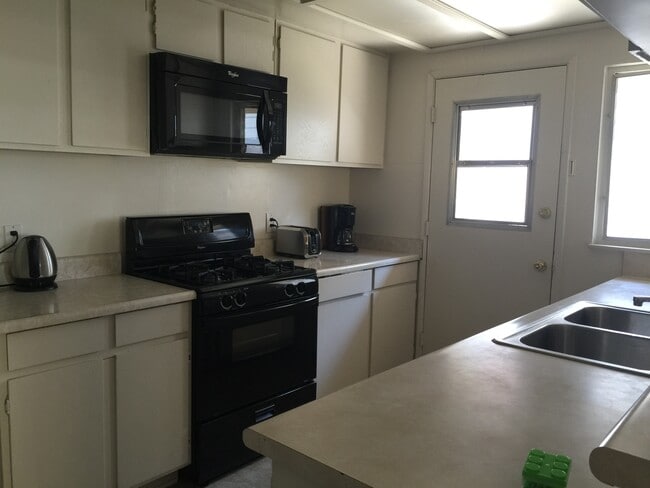 Building Photo - 936 E Collins Ave