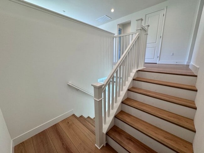 Building Photo - Spacious 5BD/3BA Home with Loft, Solar & B...