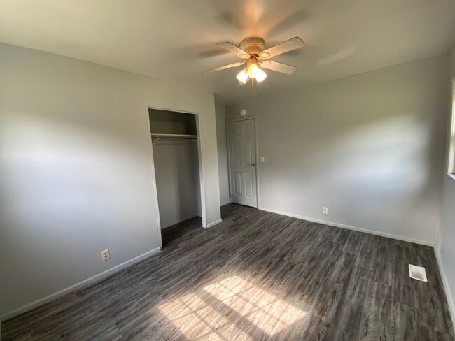 Building Photo - 807 Knollcrest Dr