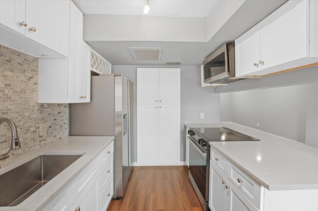 Building Photo - 6341 Bordeaux Ave