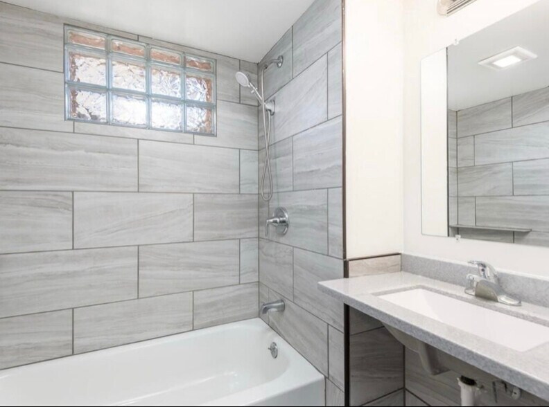 Building Photo - 884 Hyacinth Ave E