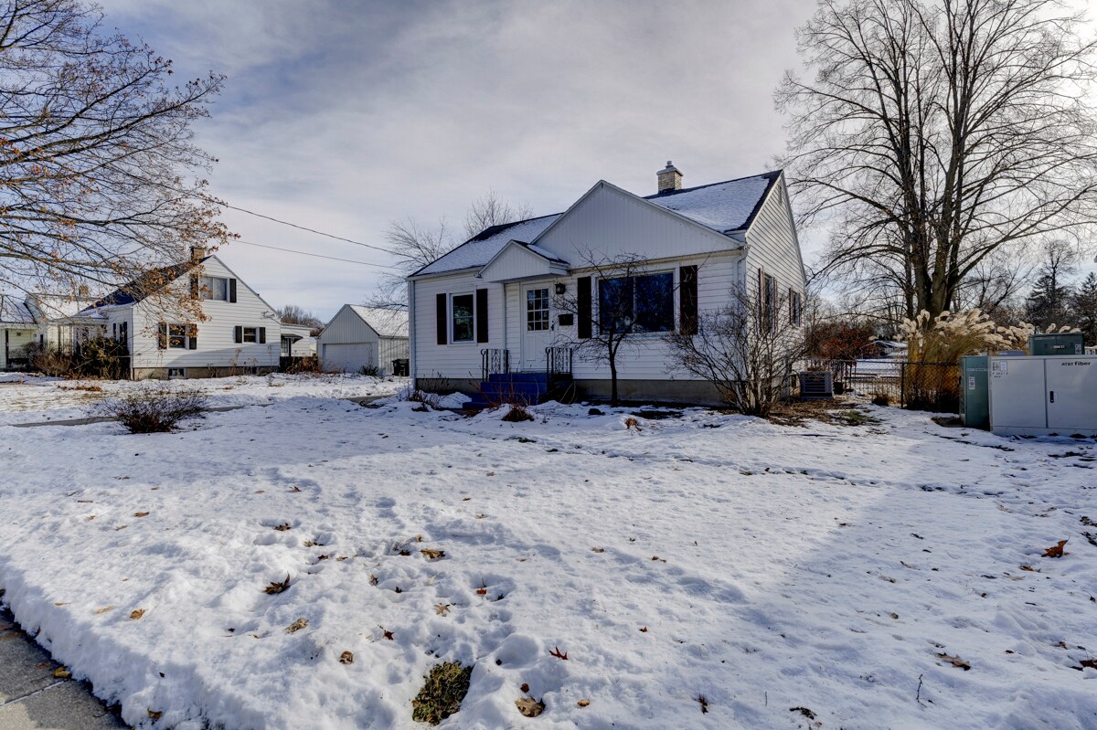 Building Photo - 3621 Dennett Dr