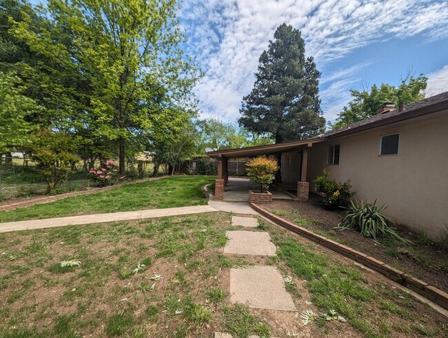 Building Photo - 3 Bedroom House Near Shopping and Schools