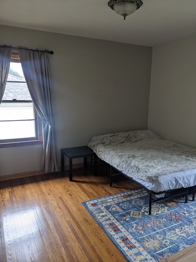 Building Photo - 643 36 1/2 Ave NE