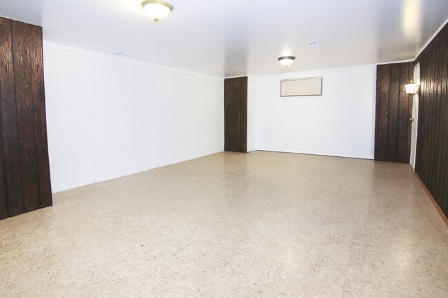 Building Photo - 16 Longwood Way