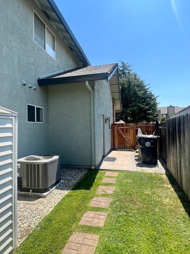 Building Photo - 1305 Manzano Way