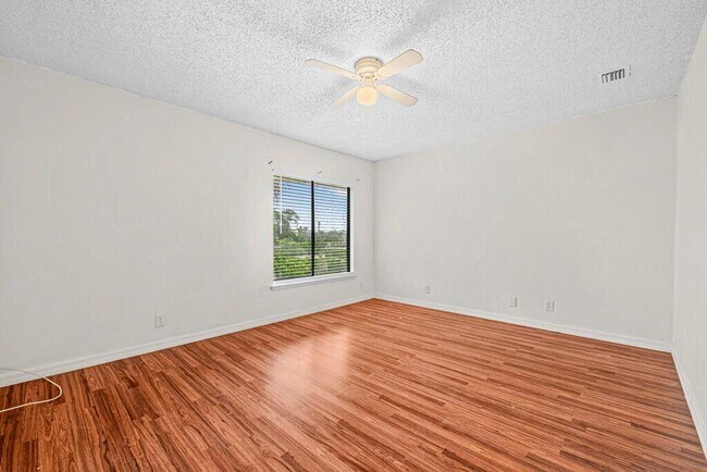 Building Photo - 9227 Green Meadows Way