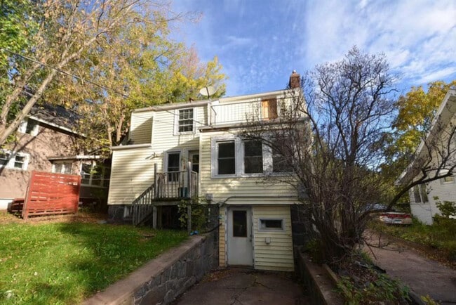 Building Photo - 611 Lincoln Pky