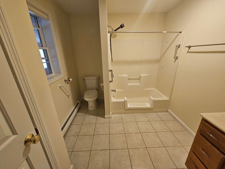 Building Photo - 585 High St