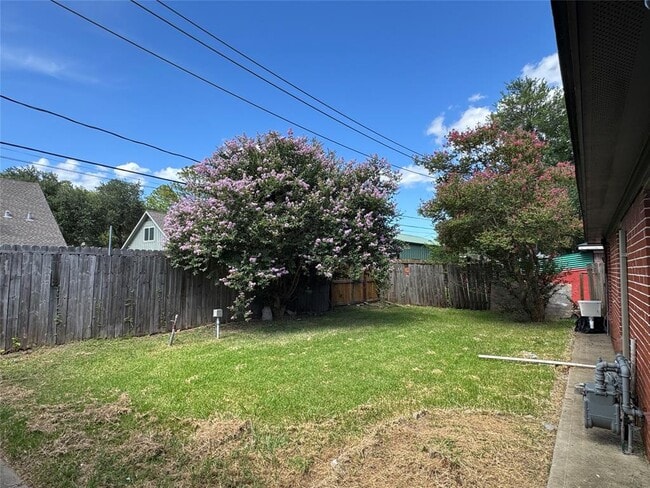 Building Photo - 8214 Beechnut St