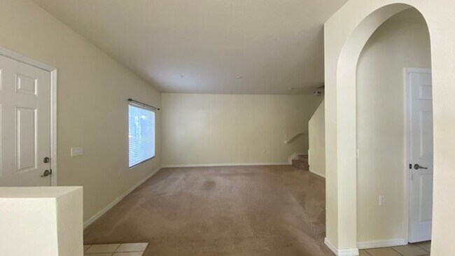 Building Photo - Beautiful 3 Bedroom 2.5 Bath Townhome in Lakeside Village!!