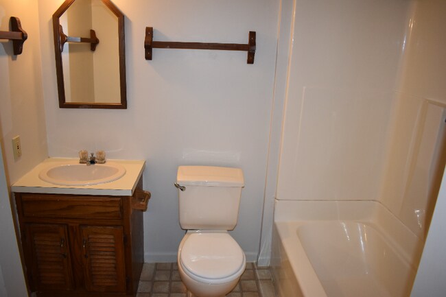 Building Photo - 502 S Pine St