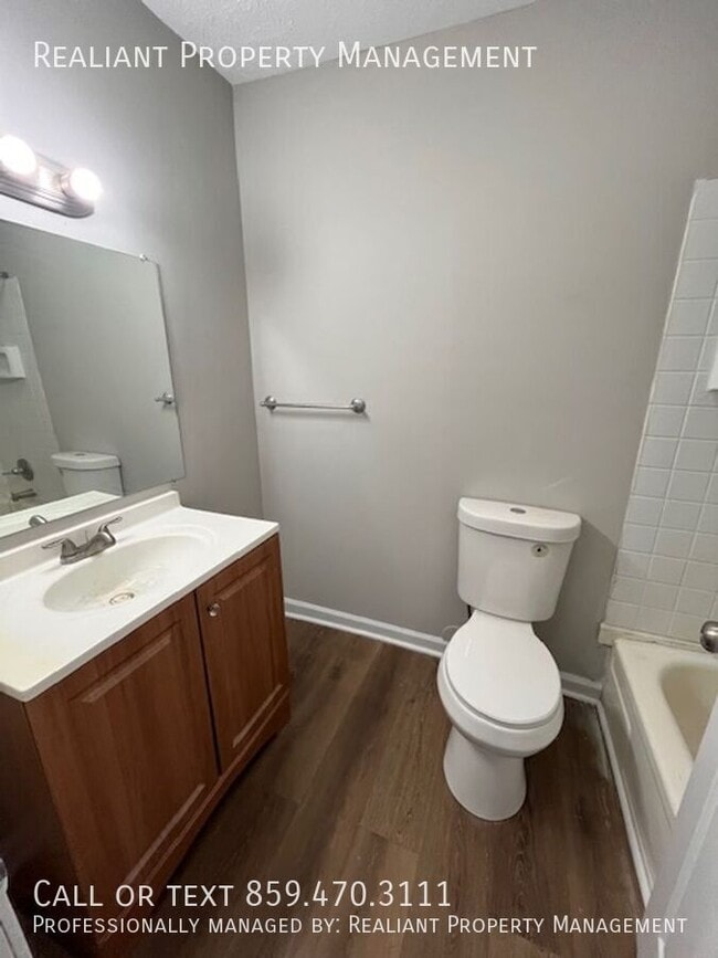 Building Photo - 208 Lakeshore Dr