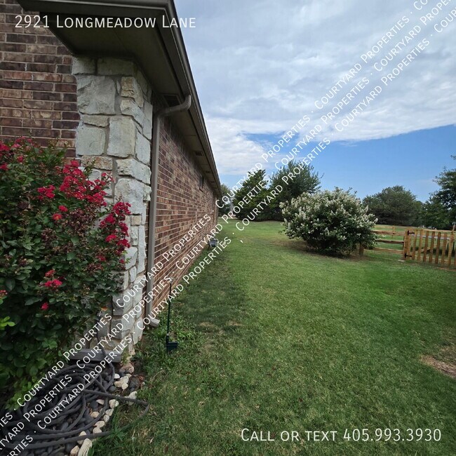 Building Photo - 2921 Longmeadow Ln