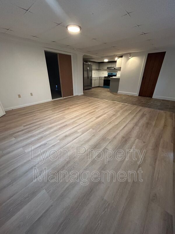 Building Photo - 1495 Ten Rod Rd