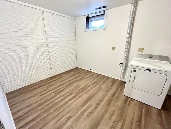 Building Photo - 1467 Valley View Dr