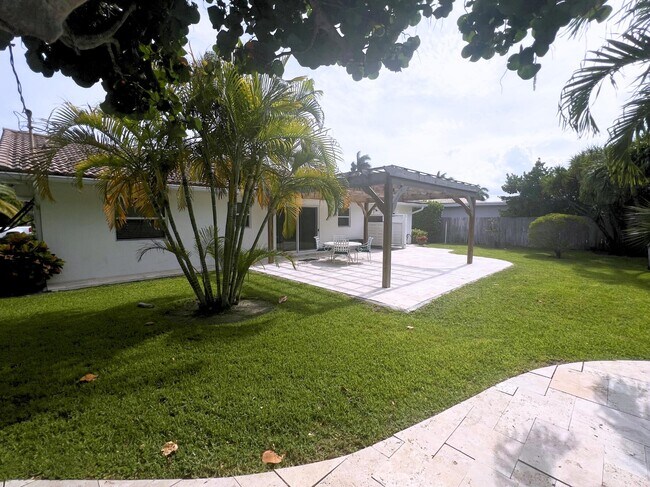 Building Photo - 1260 Manor Dr