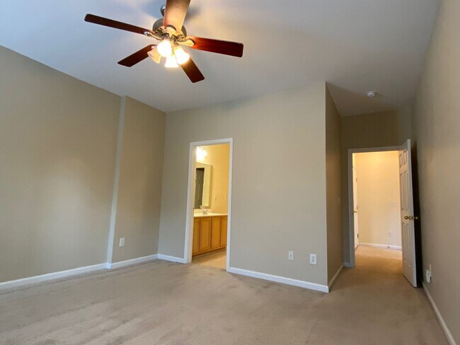 Building Photo - Updated 3 Bed, 2.5 Bath Townhome Available in Mauldin!