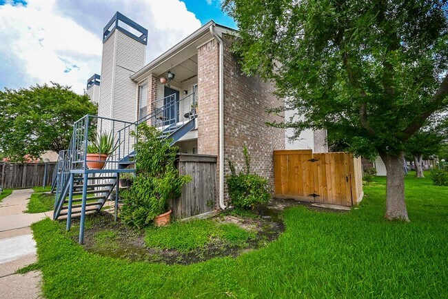 Building Photo - 3900 Woodchase Dr