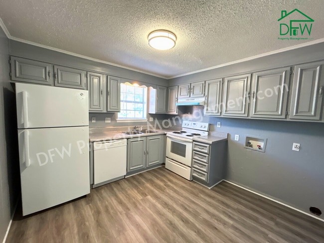 Building Photo - Charming 2-Bedroom Upstairs Apartment in Irving – Convenient Location, Fenced Yard, and More!