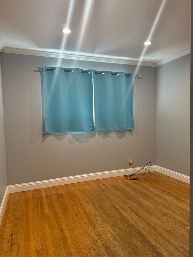 Building Photo - Single Family Home, 4 Bedroom 2 Bath Home ...