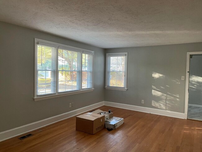 Building Photo - 906 Cherokee Ave