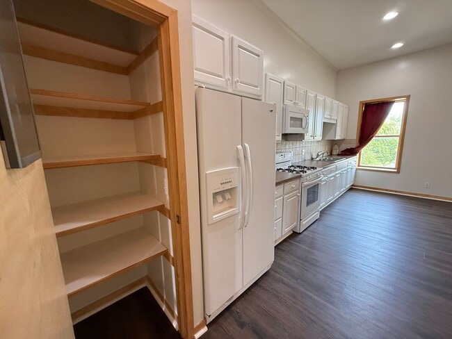 Building Photo - Spacious Newly Remodeled 2-Bedroom Upper Apartment in the Village of Grass Lake
