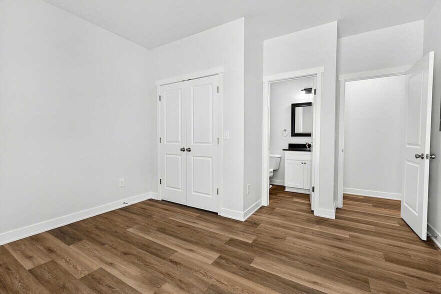 Building Photo - 3947 Rookwood Ave