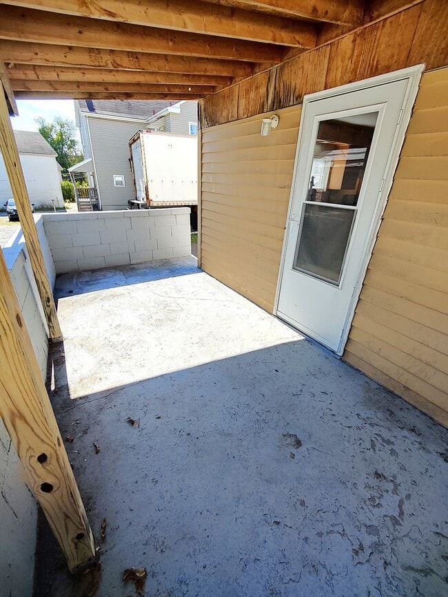 Building Photo - *Spacious & Updated 2BD/2BA Single Family ...