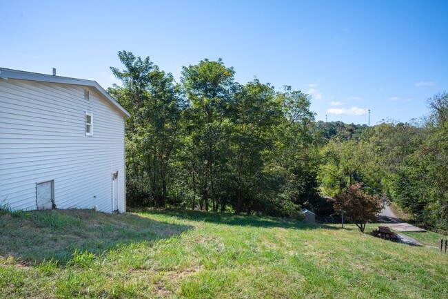 Building Photo - Updated 2 bedroom 1 bath in Fairlawn VA