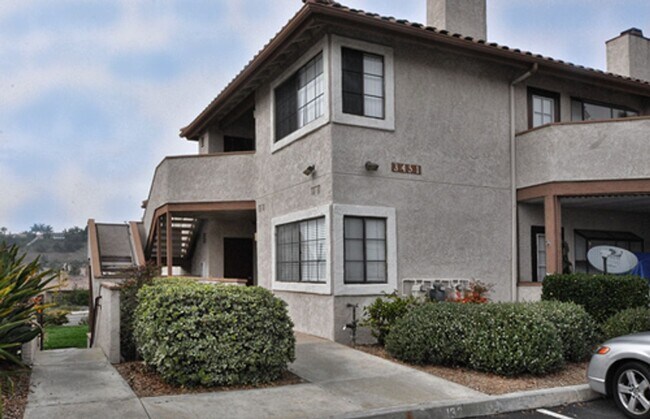 Building Photo - Immaculate Upper End 1 Bed 1 Bath Condo in...