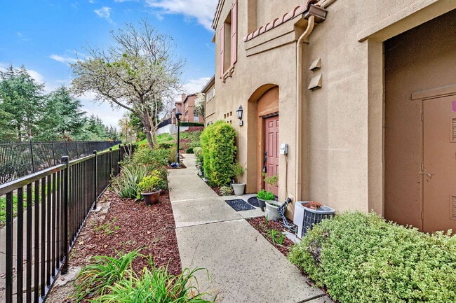 Building Photo - Corner Unit Condo with Vineyard Views – 2 Bed, 2 Bath – Quiet, Private, and Convenient!