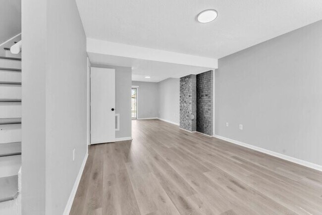 Building Photo - *NEWLY RENOVATED* 2 Bedroom Townhouse in D...