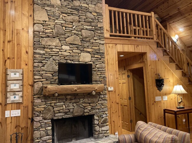 Building Photo - 242 Eastman Mountain Rd