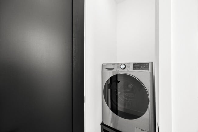 Building Photo - Bright and Spacious Newly Renovated Townhome | 5 Bedroom | 5 Bathroom | Parking Included