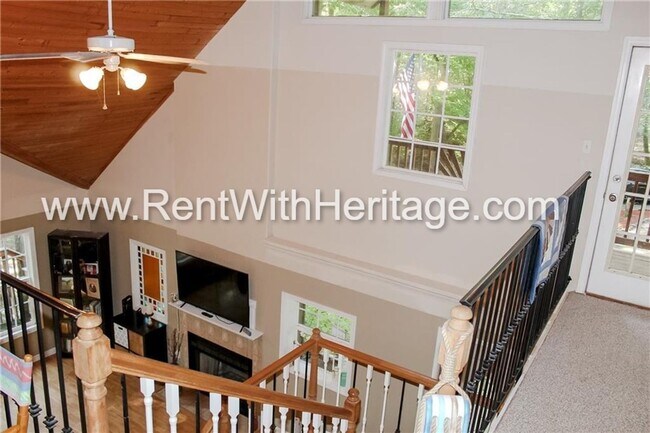 Building Photo - Charming Rustic Cabin Home on 2 Acres / Na...