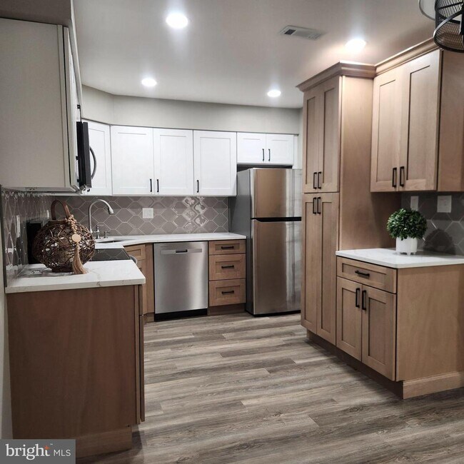 Building Photo - 16 Pickwick Pl