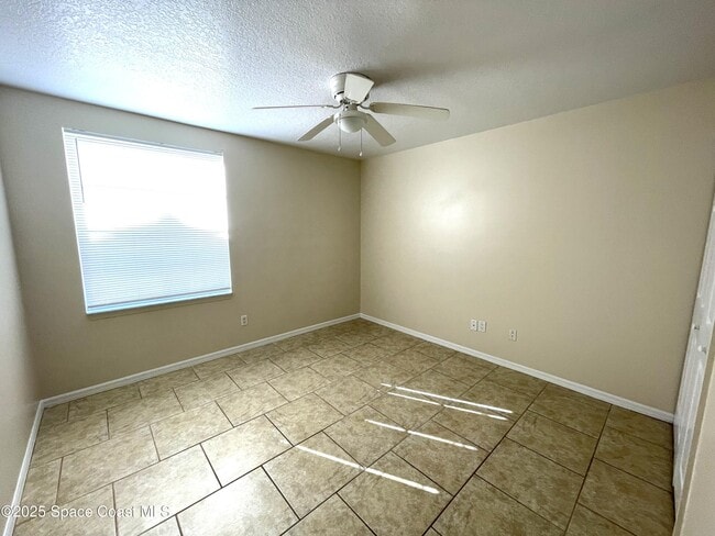 Building Photo - 740 Spring Valley Dr