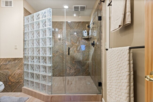 Building Photo - Breathtaking Views & Luxurious Furnished Rental in Oakmont's 55+ Community!