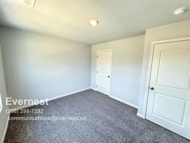 Building Photo - 3-Bedroom, 2.5-Bathroom Townhouse in a Pri...