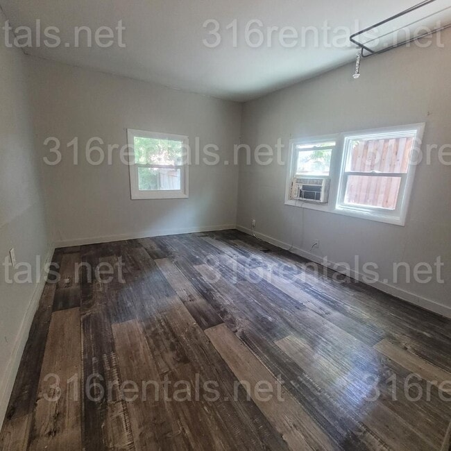 Building Photo - $875 - 2 bed 1 bath - Single Family Home