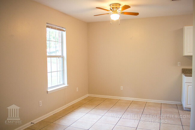 Building Photo - Spacious Central Townhome