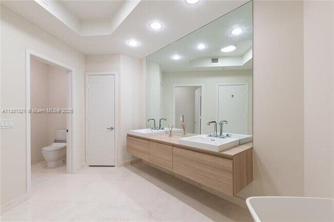 Building Photo - 17111 Biscayne Blvd