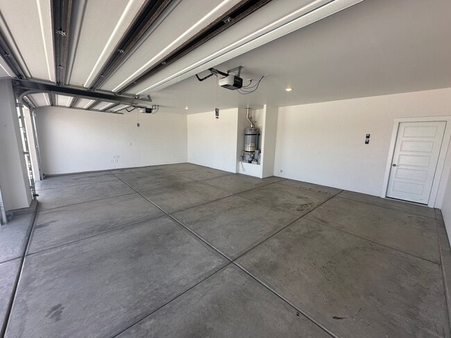 Building Photo - 3 bed plus office / 2.5 bath / 3 car Singl...