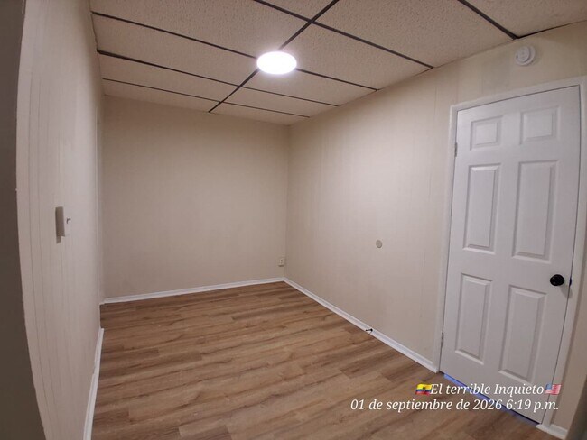Building Photo - 122 E Amanda Ave