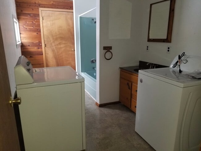 Building Photo - 2 Bedroom Country home
