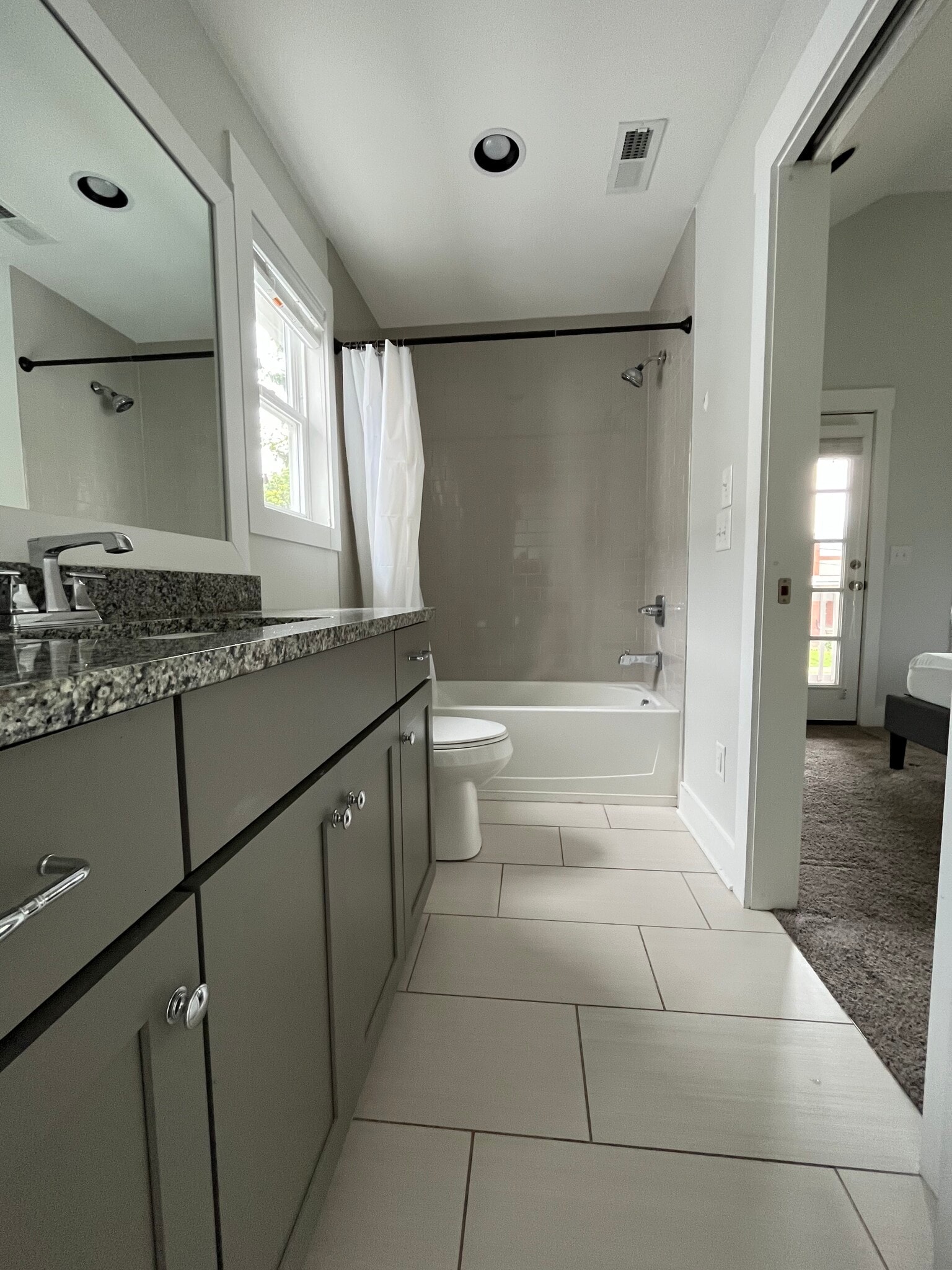 shared bath - 1705 14th Ave S