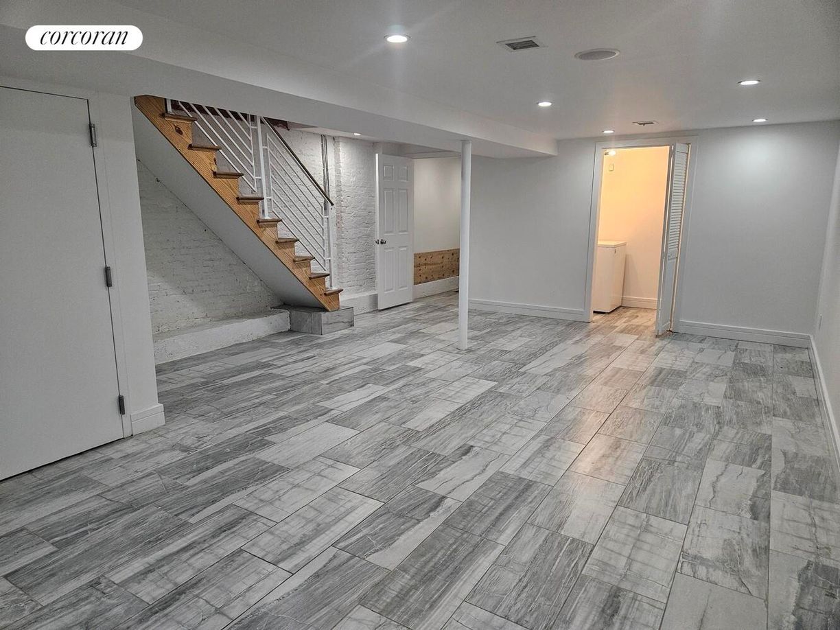 Building Photo - 215 Lewis Ave