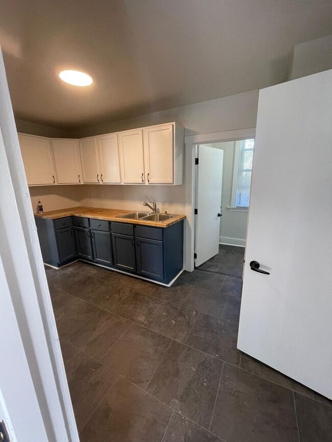 Building Photo - Your Ideal Living Space!