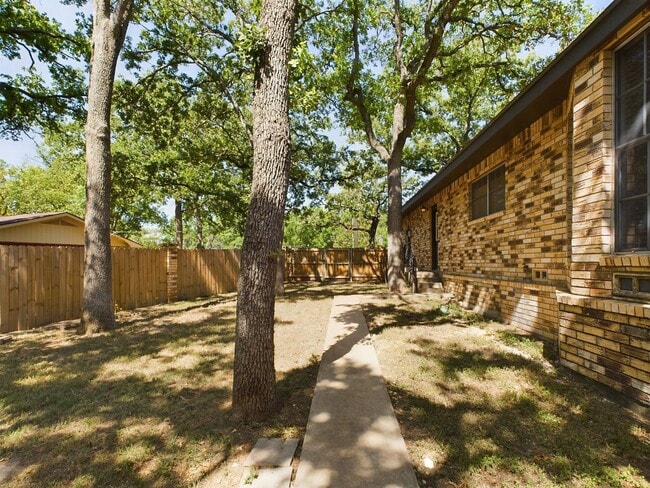 Building Photo - Charming 3-Bed Oasis with Fireplace & Hard...